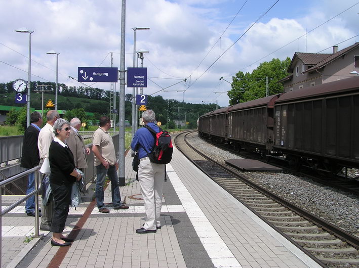 Bild:  Umstieg der Teilnehmer in Maulbronn-West vom Klosterstadtexpress in die Stadtbahn nach Bruchsal 