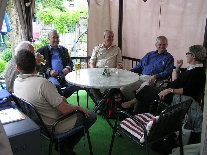 Bild:  Die Maulbronner Besuchergruppe vor der Rckfahrt im "Cafe Sahnehubchen" Odenheim