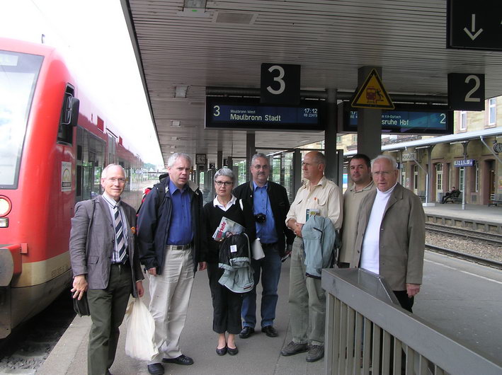 Bild:  die Besuchergruppe in Mhlacker beim Umstieg in den Klosterstadtexpress nach Maulbronn Stadt 